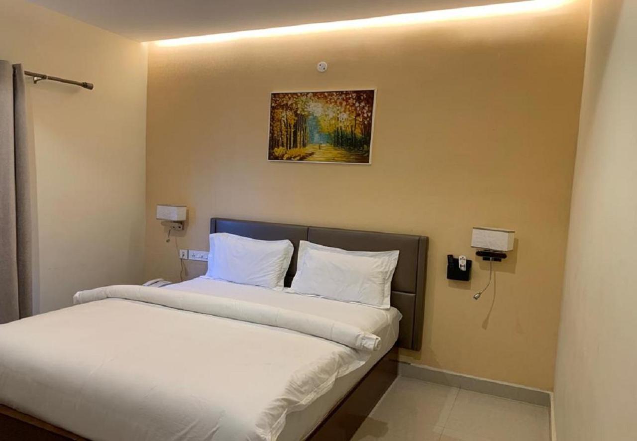 Ganesh Meridian Tiruppattur Экстерьер фото