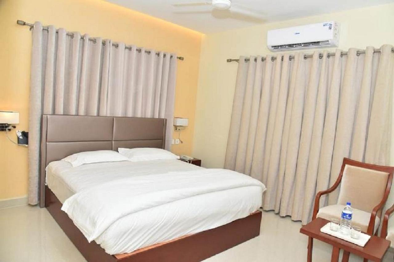 Ganesh Meridian Tiruppattur Экстерьер фото